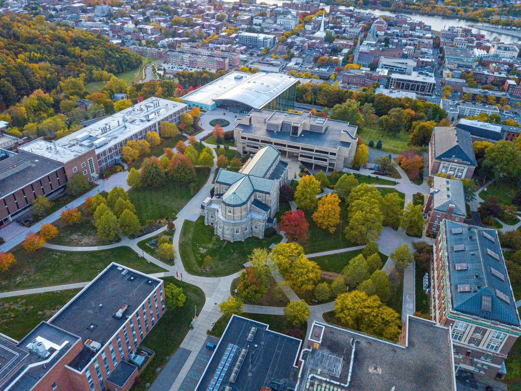 木々と学びの場が広がる海外の大学キャンパスの空撮写真