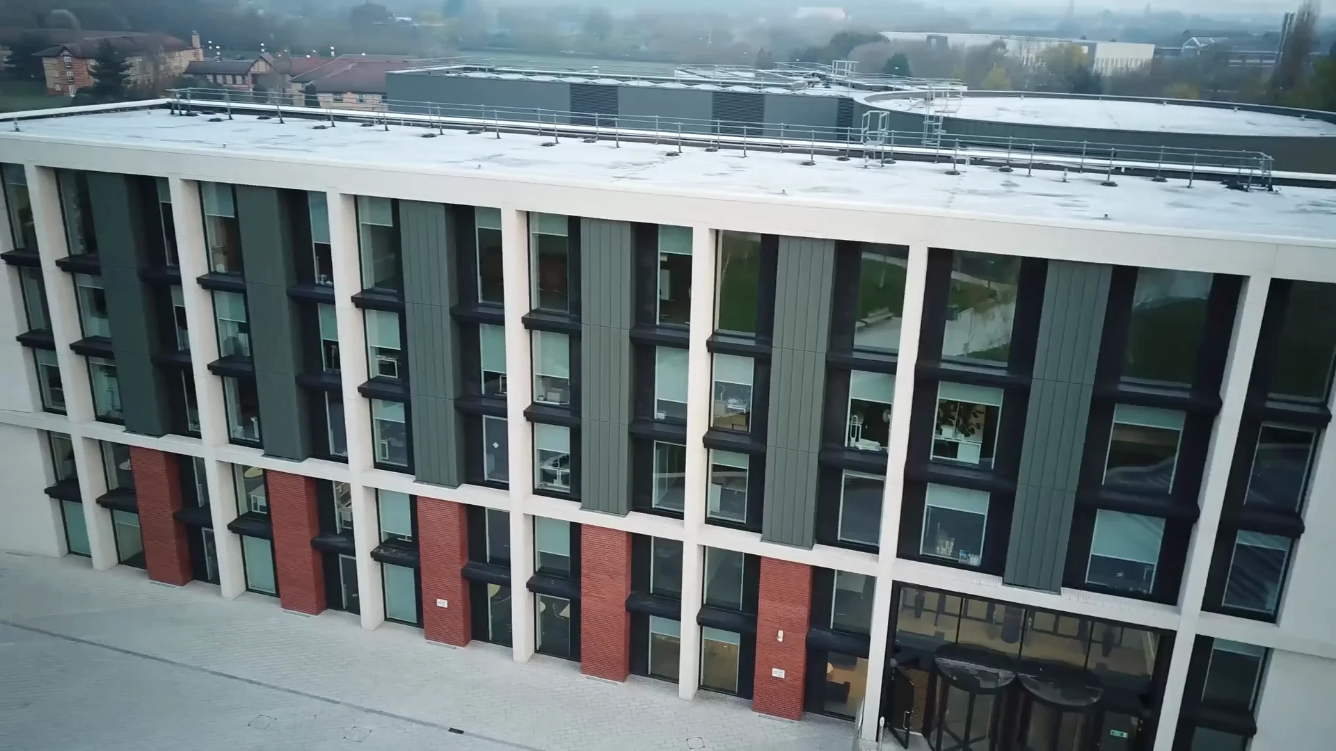 緑に囲まれた海外の大学キャンパスを上空から望む風景