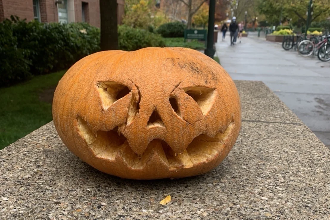 顔がくり抜かれたハロウィンのかぼちゃ