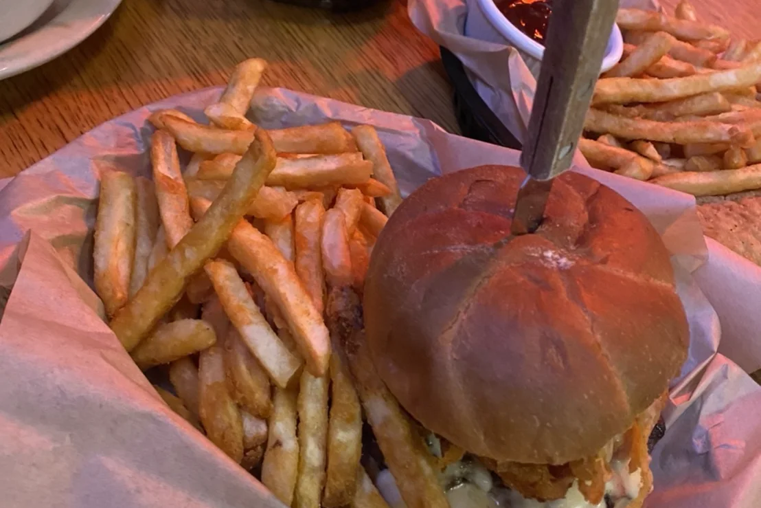 フライドポテトが添えられた大きなハンバーガー