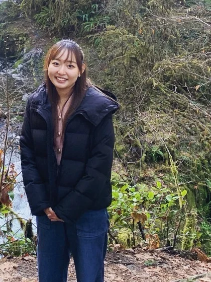 森の中で笑顔で立つMinaさん